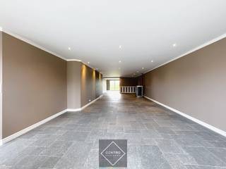 <u><strong>INDELING:</strong></u><br />Open handelsruimte met volledig ingerichte keuken en afzonderlijk toilet.<br />Via de dubbele glazen deur in de achtergevel komt u in de gezellige tuin met terras en prachtig VER-zicht op de velden.<br />Parkeergelegenheid voor de deur, alsook voldoende langs de openbare weg!<br /><br /><u><strong>SPECIFICATIES:</strong></u><br />Constructie: Bakstenen constructie<br />Bevloering: Keramische tegelvloer<br />Verlichting: Ingebouwde LED-verlichting<br />Beglazing en schrijnwerk: Overal dubbele beglazing met houten schrijnwerk<br /><u>Algemene staat</u>: Instapklaar, gerenoveerd met duurzame en kwalitatieve materialen<br /><br /><u><strong>NUTSVOORZIENINGEN:</strong></u><br />Stadswater, verwarming met de pelletkachel, maar mogelijkheid om te verwarmen op aardgas, elektriciteit, telefonie/internet (Proximus).<br />Afzonderlijke tellers voorzien in de gemeenschappelijke inkomhal (appartementen).<br /><br /><u>* Bijzonderheden:</u><br />- Onmiddellijk beschikbaar<br />- Huurprijs is exclusief gemene kosten en onroerende voorheffing (conform aanslagbiljet)<br />- Huurkoop mogelijk!<br />- Volledig gerenoveerd in 2015!<br />- Renovatieverplichting: nee<br />- Watertoets: <strong>gelegen in niet-overstromingsgevoelig gebied</strong>, G-score : <strong>A</strong> en P-score: <strong>A</strong><br />- EPC: Label C<br />- Asbestveilig pand<br />- Ruime parkeergelegenheid in de straat<br /><br />- Onze referentie op <strong>www.centro.be</strong>: <strong>Q0788-TH </strong>of contacteer ons via <strong>050 70 01 02</strong>.