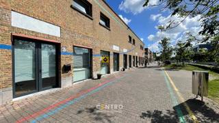 Pop-up te huur met een totale oppervlakte van 256m².<br />Dit handelspand geniet van een authentieke waterfrontligging in een omgeving waar wonen, toerisme, horeca en maritieme activiteiten samenkomen. De nabijheid van de jachthaven, de kust en de haven creëert een interessante mix van bezoekers en lokale klanten, ideaal voor uiteenlopende commerciële activiteiten.<br /><br /><u><strong>Benaderende OPPERVLAKTEN:</strong></u><br />Totale oppervlakte: 256m²<br /><br /><strong><u>INDELING:</u></strong><br />Gelijkvloers (100m²): opslagruimte<br /><br />Eerste verdieping (150m²): handelsruimte/opslagruimte en afzonderlijk toilet. <br /><br /><u><strong>Bestemmingsmogelijkheden</strong></u><br />IDEE zomerbar of combi met wafelhuisje of ijssalon<br /><br /><u><strong>GROTE TROEVEN van dit handelspand:</strong></u><br />- Voldoende parkeergelegenheid<br />- Vlotte bereikbaarheid nabij de jachthaven van Zeebrugge<br /><br /><u><strong>Bijzonderheden</strong></u><br />- Korttijdige bezetting<br />- Onmiddellijk beschikbaar<br /><br />- Onze referentie op<strong> </strong><strong>www.centro.be</strong>: <strong>L0199-47</strong><br />- <strong>Interesse?</strong> Neem dan vandaag nog contact voor meer info of bezichtiging:<strong> </strong><strong>050700102</strong><strong>.</strong><br /><br /><strong>CENTRO | </strong><strong>BEDRIJFSVASTGOED </strong>is reeds 24 jaar <u>gespecialiseerd in de bemiddeling van commercieel- en bedrijfsvastgoed</u> in West- en Oost-Vlaanderen.<br /><strong>Wilt u ook weten hoeveel uw bedrijfsgebouw waard is?</strong><br />Contacteer ons vrijblijvend voor een marktconforme waardebepaling van uw pand. <br />