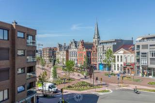 Zeer verzorgd appartement op de <strong>3e verdieping</strong> van residentie Gaudi met een fijn <strong>uitzicht op de Grote Markt van Sint-Niklaas</strong>. Het appartement scoort hoog op 'feel good' door de zeer ruime woonkamer en het open zicht op het marktplein.<br />Er zijn drie verschillende terrassen, 2 terrassen voor de slaapkamers, 1 terras voor de keuken en het balkon voor de woonkamer. Inclusief in de prijs zit de kelderberging. Mogelijkheid (geen verplichting) tot aankoop van <strong>1 of 2 open autostaanplaatsen</strong> (15.000€ / autostaanplaats).<br /><br />Je komt het appartement binnen via een ruime inkomhal met vestiaire en een afzonderlijk gastentoilet. De woonkamer is <strong>spacieus, kwalitatief ingericht</strong> met ondermeer een <strong>eiken parket en marmeren schouwmantel</strong>. De keuken is volledig uitgerust.<br /><br />Er zijn <strong>drie ruime slaapkamers </strong>met terrassen en één slaapkamer heeft zijn eigen badkamer met ligbad en dubbele lavabo. Bijkomend is er nog een badkamer / wasplaats met douche en lavabo. Een afzonderlijke berging op het appartement maakt het bovendien extra praktisch.<br /><br />Kortom een fantastisch appartement op een <strong>bijzonder interessante locatie</strong>!<br /><br />Bel voor info of een vrijblijvend bezoek naar 03 502 98 74 of mail naar emily@claves.be.