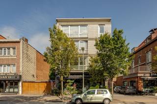 <p><span>Come cozy up in a spacious and bright 1-slpk apartment in the heart of Brasschaat!</span></p><p><span>This is a topper! You enter via elevator or stairs. The living space has custom cabinets and a cozy kitchenette with counter. From here you have a beautiful view of the Kerkplein. What an atmosphere! In the hall you have a bathroom with a bathtub, a sink and a toilet. There is also a storage room and the master bedroom.</span></p><p><span>The bedroom is wonderfully spacious with adjacent covered terrace, with sliding window. Here you can enjoy the outdoors. An office or dressing room is also possible here.</span></p><p><span>This apartment has everything you need: lots of space, lots of light, a timeless style and the prime location of Hartje Brasschaat. It is also energy efficient because it has a new insulated roof and underfloor heating everywhere with an individual heat pump!</span></p><p><span>You live here near the Park of Brasschaat, stores, schools and public transportation. You can easily go anywhere. This apartment has a MobiScore of 8.7. </span></p><p><span>The apartment is now rented, with a correct return. So immediate living is not necessary.</span></p><p><span>The electricity is CONFORM. The EPC label is B = NO renovation requirement!</span></p><p><span>This is really a godsend for those who like to live in the center of Brasschaat, but also love the peace and greenery. Do not miss this opportunity!</span></p><p><span> </span></p><p><span> </span></p>