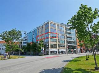 Dit twee slaapkamerappartement bevindt zich op de derde verdieping van een kleinschalige residentie en biedt een prachtig uitzicht op de...