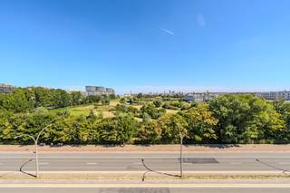 Bel appartement d'angle à vendre situé le long de l'avenue du Nord avec un bel espace de vie, de la lumière et une vue sur le golf de Wellington. Disposition : - espace de vie unique avec une belle vue dégagée- cuisine entièrement équipée avec évier, réfrigérateur avec congélateur, plaque à induction, refroidisseur à tiroirs, tiroir-réchaud, machine à café, four combiné et lave-vaisselle- deux grandes terrasses (avant et arrière)- toilettes séparées pour les invités- hall de nuit avec placards intégrés- rangement - salle de bain avec douche à l'italienne, toilettes et raccordement pour machine à laver- dressing avec salle de bain attenante- chambre 1 (11 m²) avec accès à la terrasse- chambre 2 (14 m²) avec accès à la terrasse Avantages : - appartement d'angle et de passage unique avec une luminosité exceptionnelle- espace de vie très spacieux - situation centrale à proximité de la mer, des commerces et des transports en commun- Label EPC : AVous recherchez un appartement unique ? Contactez-nous pour une visite sur place.