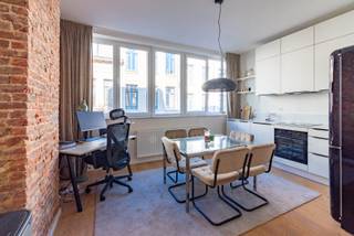 In de gezellige Stefaniestraat te Antwerpen vind je dit charmante, volledig gemeubelde appartement dat perfect is voor wie op zoek is naar comfort en stijl op een toplocatie. Het appartement beschikt over een ruime slaapkamer met een praktische dressing. De inrichting is met zorg gekozen en straalt een warme, huiselijke sfeer uit waarin je je meteen thuis voelt. De moderne badkamer is uitgerust met een douche en voorzien van een wasmachine en droogkast. De open keuken is uitgerust met een afwasmachine, koelkast en een oven. De maandelijkse lasten bedragen slechts 50 euro en zijn inclusief waterverbruik. Kortom, een instapklaar appartement in een rustige straat, op wandelafstand van winkels, openbaar vervoer en het bruisende stadsleven van Antwerpen.