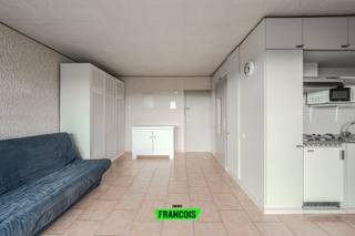 Deze praktisch ingedeelde studio op de gelijkvloerse verdieping is ideaal voor wie op zoek is naar een comfortabele en centraal gelegen woonplek aan de kust.<br /><br />Gelegen rechtstreeks op de zeedijk geniet u hier van een uitzonderlijke ligging met uniek uitzicht, met het strand en de promenade letterlijk voor de deur.<br /><br />De studio beschikt over een aangenaam zonnig terras(recent vernieuwd), perfect voor een moment van ontspanning in de buitenlucht. Binnenin zorgt de grote lichtinval voor een open en frisse sfeer, waardoor de leefruimte bijzonder aangenaam aanvoelt.<br /><br />Dankzij de praktische indeling wordt elke vierkante meter optimaal benut. <br /><br />Met een EPC-label E biedt deze woonst nog mogelijkheden voor energetische verbetering, wat ze extra interessant maakt voor wie op termijn wil renoveren en optimaliseren. De elektriciteit is wel conform gekeurd.<br /><br />Deze studio is geschikt als vaste woonplaats, tweede verblijf of investering aan de kust.<br /><br />Daarnaast is er een huisvuil lokaal in het gebouw en een gemeenschappelijk zonneterras op de 10e verdieping met nieuw glas.<br /><br />Er is voldoende parkeergelegenheid in de buurt.<br /><br />Voor meer informatie of een bezoek kunt u contact opnemen met Inti op inti@immofrancois.be<br /><br /> of 0499 74 89 74.<br /><br />
