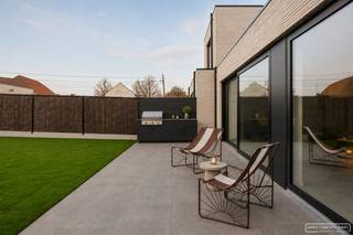 <div>
<div>In het charmante Kaster vind je deze energiezuinige nieuwbouwwoning met <strong>drie ruime slaapkamers</strong>, een <strong>zonnige tuin en een aangenaam terras</strong> van maar liefst 33 m². Dankzij het <strong>6% btw-tarief </strong>(onder voorwaarden) is dit een bijzonder interessante opportuniteit voor wie comfortabel en toekomstgericht wil wonen.<br /><br />Bij aankomst beschik je over <strong>twee</strong> praktische <strong>staanplaatsen</strong> voor de woning. Via de <strong>inkomhal</strong> met <strong>gastentoilet</strong> kom je in de <strong>lichtrijke leefruimte </strong>met plaats voor een gezellige zithoek afgewerkt met <strong>parket</strong> en <strong>eetruimte</strong>. Aansluitend bevindt zich de <strong>keuken</strong> met een <strong>handige berging</strong>.<br /><br />Op de eerste verdieping bevinden zich <strong>drie volwaardige slaapkamers, een badkamer </strong>uitgerust met ligbad, inloopdouche en lavabomeubel, een <strong>apart toilet en een extra berging</strong>.<br />Buiten geniet je van een ruim terras van 33 m² en een aangename tuin met achterpoortje, ideaal voor fietsen of tuinonderhoud.<br /><br />De woning wordt gebouwd met aandacht voor energiezuinigheid <strong>(E10) </strong>en hedendaags comfort, waaronder:</div>
<ul>
<li>Warmtepomp met <strong>vloerverwarming</strong> op het gelijkvloers</li>
<li>Vloerverwarming in de badkamer</li>
<li><strong>Zonnepanelen</strong></li>
<li><strong>Ventilatiesysteem D</strong></li>
</ul>
<strong>Indien je voldoet aan de voorwaarden van 6% btw bedraagt de totaalprijs 426.980 euro.</strong>
<h3>Interesse? Schrijf je in voor het bezoekmoment op donderdag 10 september</h3>
<div>Schrijf je in door te klikken op de zwarte knop 'maak een afspraak' op onze website en kies een tijdsslot naar keuze. Heb je verder vragen? Mail naar sarah@maesconceptimmo.be.</div>
</div>