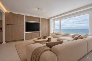 Wakker worden met <strong>zicht op zee</strong>? Dit smaakvol <strong>gerenoveerde appartement </strong>op de Zeedijk van Middelkerke biedt de ideale combinatie van comfort, ruimte en een prachtig zicht.<br />Gelegen op de <strong>zevende verdieping </strong>geniet u vanuit de lichtrijke leefruimte van een schitterend frontaal zeezicht. De moderne, praktisch ingerichte keuken sluit mooi aan op de leefruimte en zorgt voor een aangenaam geheel, voorzien van <strong>maatwerk. </strong>Verder beschikt het appartement over <strong>twee volwaardige slaapkamers,</strong> aparte berging, badkamer en een <strong>terras</strong> met een buitenberging.<br />Dankzij de volledige renovatie is het appartement onmiddellijk klaar voor gebruik.<br />Met zijn <strong>uitstekende ligging</strong>, vlak bij winkels, restaurants en alle voorzieningen, is dit de ideale keuze als vaste woonst, tweede verblijf of investering aan zee.<br /><br />Men is momenteel de mogelijkheden aan het bekijken voor renovatie en optopping in het gebouw, wat toekomstig een positieve impact zal hebben op de EPC-score. <br /><br />Zeker een bezoek waard! Ontdek zelf het wooncomfort en het prachtige uitzicht dat dit appartement te bieden heeft.