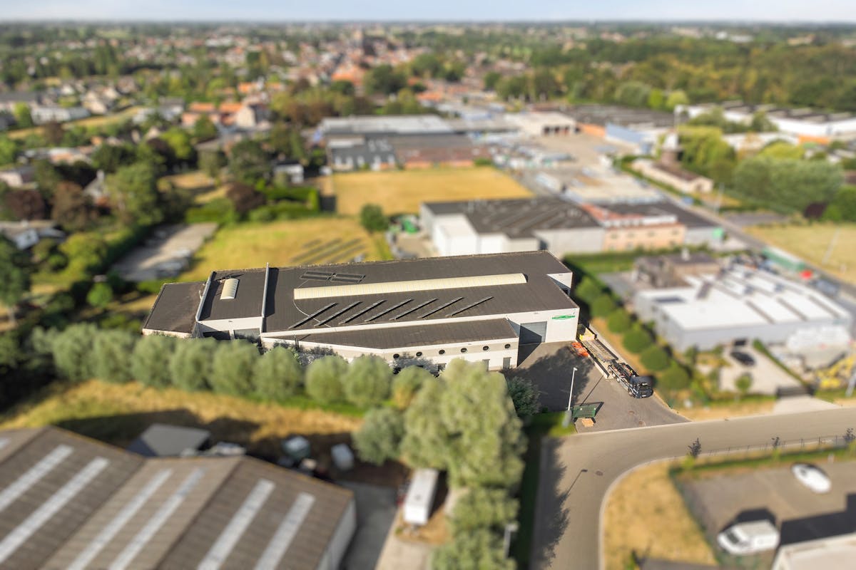 Bedrijfsgebouw met woonst op 4.348 m² te Oostkamp. - foto 4