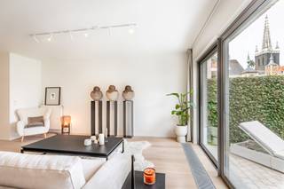 Dit prachtig appartement bevindt zich op een heerlijke en unieke centrumlocatie te Leuven. <br />De onmiddellijke nabijheid van tal van winkels en ontspanningsmogelijkheden biedt u de meest ideale leefomgeving.<br />Een ruime private tuin waar het heerlijk vertoeven is betreft uiteraard een enorm gegeerde en unieke troef.<br />De royale eet- en leefruimte genieten door de knappe breedte van het appartement van mooi zicht op de tuin alsook Sint-Geertrui abdij. Grote raampartijen bieden u steeds een zeer aangename en lichtrijke leefomgeving.<br />De knappe geïnstalleerde halfopen leefkeuken geniet van een aansluitend praktische bergruimte.<br />Kwalitatieve en karaktervolle materiaalkeuzes vormen de leidraad doorheen het gehele appartement.<br />Verder beschikt het appartement over een mooie badkamer met inloopdouche en toilet.<br />Er biedt zich de mogelijkheid om een ondergrondse garagebox bij aan te kopen aan 50.000 EUR. <br />Op zoek naar een prachtig gelijkvloers appartement met tuin op een unieke locatie te Leuven centrum? Laat de beelden voor zich spreken en contacteer ons voor een bezoek ter plaatse.<br />info@covas.be // 016 40 60 20 // www.covas.be