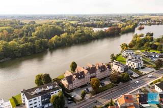 In het hart van Berlare, pal aan het prachtige Donkmeer, bevindt zich dit uitzonderlijk stijlvol appartement dat luxe, comfort en een...