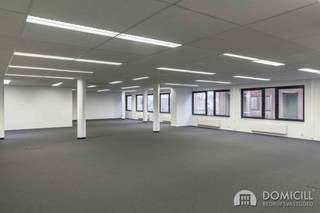 Roeselare, stadsrand: Vlot bereikbare zeer ruime open en lichtrijke kantoorruimte (307m²) met parking aan ring van RoeselareIndeling: 6,8m x 6,12m en...