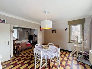 ONDER OPTIE:<br /><br />Deze HOB is gelegen in alle rust op 500m van centrum Zomergem. Op het gelijkvloers bevindt zich een wasplaats met nieuwe vloer, apart toilet, vernieuwde keuken (ingericht met kookplaat, oven en ijskast), woonkamer, kelderruimte en inkom. Op het 1ste verdiep zijn er 2 volwaardige slaapkamers en badkamer (enkele lavabo, inloopdouche en toilet). Verder is er op het 2e verdiep een ruimte die afgewerkt kan worden als ruime slaapkamer. Buiten zijn er twee grote garages die kunnen dienen als hobby/werkruimte of opslagplaats. || verwarming op stookolie || EPC : 543kWh/m² ||