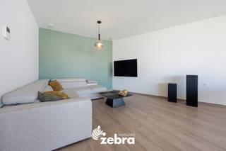 Dit aangename appartement op de eerste verdieping geniet van een gunstige ligging in Wingene, op korte afstand van winkels, scholen en andere dagelijkse voorzieningen.<br /><br />Het appartement omvat een inkomhal met apart toilet, een ruime en lichtrijke leefruimte, een volledig uitgeruste keuken en een praktische berging.<br />Verder zijn er twee slaapkamers en een badkamer met dubbele wastafel en inloopdouche. Dankzij de twee ruime terrassen is er bovendien heel wat aangename buitenruimte aanwezig. Het appartement is uitgerust met een ventilatiesysteem type D.<br /><br />Daarnaast bestaat de mogelijkheid tot het bijhuren van een garage aan € 75 per maand.<br />Een comfortabel en praktisch appartement op een vlot bereikbare locatie!<br /><br /><strong>Ook wild geworden van deze thuis? <br />Twijfel niet langer en leg vandaag nog uw bezoek vast! </strong>