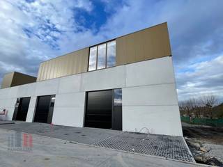 Fantastisch gelegen nieuwbouw KMO-unit bestaande uit +/- 182 m² gelijkvloerse magazijnruimte in combinatie met +/- 81 m² afgewerkte kantoorruimte en...