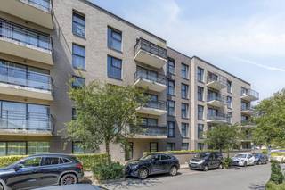 Well located near the VUB-ULB and Autoworld, just across the border with Ixelles, in Auderghem, in Avenue Ginette Javaux 5-7, beautiful...