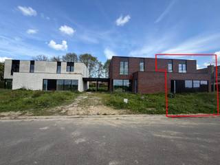 In het rustige Vinkt, vindt u deze nieuwbouwwoning. De woning bevindt zich op het einde van een doodlopende straat, is landelijk gelegen, doch nabij de dorpskern van Vinkt en slechts op 10min van centrum Deinze.<br /><br />De woning is voorzien van een inkomhal met gastentoilet, lichtrijke leefruimte met open keuken en berging palend aan de keuken. Op de verdieping bevinden zich 3 slaapkamers, apart toilet, badkamer met inloopdouche, ligbad en dubbele lavabo en een berging. Elke woning heeft een tuin met terras waar u kan genieten van een prachtig verzicht. Daarnaast is er ook nog een carport aanwezig.<br /><br />De woning is voorzien van de modernste technieken: vloerverwarming, warmtepomp, zonnepanelen, groendak.<br /><br />Wenst u na een drukke werkdag echt thuiskomen waar rust en genieten primeert, dan is deze woning zeker iets voor u!<br /><br />Aarzel niet ons te contacteren voor meer info of een plaatsbezoek.