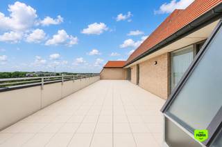 Ontdek dit uitzonderlijke penthouse appartement waar ruimte, licht en comfort harmonieus samenkomen. Dankzij de unieke ligging geniet u hier dagelijks van een uitgestrekt zicht op de prachtige Simli-duinen en een optimale zonoriëntatie (zuidgericht terras)<br /><br />Het appartement beschikt over maar liefst twee terrassen, waaronder een indrukwekkend zuidgericht zonneterras van ca. 90 m². Deze buitenruimte vormt een echte meerwaarde voor wie houdt van rust, privacy en lange zonnige dagen, ideaal om te ontspannen of gasten te ontvangen in een unieke omgeving.<br /><br />Binnenin biedt het penthouse een aangename en ruime indeling met drie volwaardige slaapkamers, perfect voor gezinnen, tweede verblijvers of wie extra ruimte wenst voor bureau of hobbykamer. De grote raampartijen zorgen voor een overvloed aan natuurlijk licht en versterken het open gevoel van het appartement.<br /><br />Extra troef is de ruime ondergrondse dubbele garage met elektrische poort, die comfort, veiligheid en voldoende bergruimte garandeert.<br /><br />Troeven van deze penthouse:<br />- Uitzonderlijk zuidgericht terras van ca. 90 m²<br />- Twee terrassen<br />- Panoramisch zicht op de Simli-duinen<br />- 3 ruime slaapkamers<br />- 2 badkamers<br />- Veel lichtinval en aangename leefruimtes<br />- Mogelijkheid tot aankoop ondergrondse dubbele garage met elektrische poort<br />- Exclusieve ligging in een rustige en groene omgeving<br /><br />Een unieke woonbeleving voor wie op zoek is naar ruimte, luxe en een ongeëvenaard uitzicht.<br /><br />Interesse in dit prachtige appartement?<br />Aarzel niet om contact met ons op te nemen via 059 41 10 10 of info@immopadiva.be, ook op zondag! Wij helpen u graag verder.<br /><br />Deze eigendom wordt aangeboden met een instelprijs vanaf €795.000. Elk schriftelijk bod gelijk aan of hoger dan deze instelprijs wordt voorgelegd aan de eigenaars.<br /><br />De eigenaar(s) behouden zich steeds het recht voor om een bod te aanvaarden, te weigeren of verder te onderhandelen, ongeacht het bedrag van het ontvangen bod.