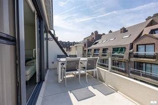 Recent (2015) 2-slaapkamerappartement in de prachtige residentie Avanti, gelegen in een rustige zijstraat, dichtbij zee, strand en winkels, Dit recente appartement (71 m²), combineert comfort, licht en een hoogwaardige afwerking. Dankzij de zuidwestelijke oriëntatie geniet u de hele dag van de zon op het ruime terras van 10 m². De lichtrijke leefruimte met een indrukwekkende raampartij van 5 meter breed zorgt voor een uitzonderlijk ruimtelijk gevoel. De volledig ingerichte kwaliteitskeuken is uitgerust met een granieten werkblad en hoogwaardige toestellen. Verder beschikt het appartement over een inkomhal, twee volwaardige slaapkamers, een badkamer met inloopdouche, een praktische binnenberging, een apart toilet, een hal met maatwerkkasten en een private fietsenberging. Bovendien werd het appartement nooit verhuurd en wordt het volledig gemeubeld verkocht. Alsook de mogelijk tot aankoop van garage in de buurt.Een perfect onderhouden appartement op een rustige ligging, ideaal als vaste woonst, tweede verblijf of zorgeloze investering.