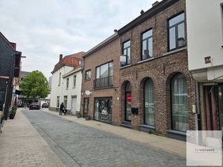 Modern en volledig vernieuwd duplex appartement, ideaal gelegen in het centrum van Aalter aan de Markt. Dit instapklare appartement bevindt zich op...