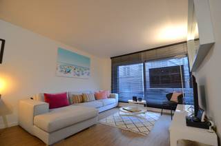 Dit stijlvol tuinappartement bevindt zich in een kleine, standingvolle residentie op een rustige locatie nabij de Zoutelaan.Indeling:Inkomhal met...