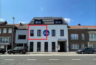 Op zoek naar een modern en energievriendelijk appartement met 1 slaapkamer?<br />Dit appartement is gelegen op de eerste verdieping van een kleine residentie met in totaal 4 appartementen en op het gelijkvloers een kantoorruimte.<br />Het bouwjaar = 2000, en het appartement is gebouwd op een energiezuinige manier (energielabel A).<br />Het appartement kent volgende indeling: centrale inkomhal + eet- en leefruimte met een open keuken met kookvuur, dampkap, oven, vaatwasser, ijskast en dubbele lavabo + apart toilet + berging/wasplaats + 1 ruime slaapkamer + badkamer met inloopdouche & lavabomeubel.<br />In het gebouw is een gemeenschappelijke fietsenberging & vuilbakkenberging aanwezig en er kan gebruik gemaakt worden van de gemeenschappelijke parking achteraan het gebouw.<br />Tot voor kort werd dit appartement nog verhuurd tegen een maandelijkse huurprijs = ca 750,00 EUR, maar dit huurcontract werd beëindigd tegen 30-09-2026.<br />Het gebouw is heel centraal gelegen in het centrum van Temse. Er is een zeer vlotte bereikbaarheid, zowel per fiets als per auto als met het openbaar vervoer.<br />Heb je interesse in dit moderne appartement? Neem dan contact op met Hans via e-mail hans@finactor.be of via GSM +32 497 26 99 37.