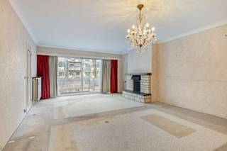 Appartement à rafraîchir au 2ème étage dans un immeuble avec ascenseur.Cet appartement offre une disposition spacieuse et pratique avec beaucoup de...