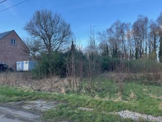 Mooi gelegen perceel voor open bebouwing. Rustige verkaveling met vele jonge gezinnen rondom.Het bij deze te koop gestelde perceel bouwgrond bestaat...