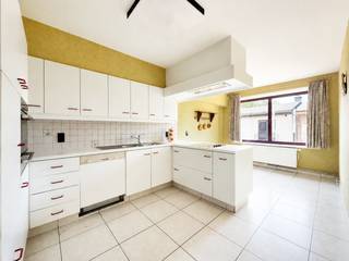 Ruim appartement met 142 M² BEWOONBARE OPPERVLAKTE, NIEUW AANGELEGD ZONNETERRAS (32M²) in het hart van Brakel. Het appartement heeft een goede basisstructuur, werd steeds PERFECT ONDERHOUDEN en geniet van een GUNSTIG EPC-LABEL B en de elektrische installatie zal CONFORM zijn. Dit lichtrijke appartement op de eerste verdieping beschikt over een ruime leefruimte met cassette, keuken met gezellige eethoek en 2 RUIME SLAAPKAMERS. Grote troef is het ZONNIGE TERRAS VAN 32M², die NET is VERNIEUWD. Winkels, horeca, openbaar vervoer en dagelijkse voorzieningen bevinden zich op wandelafstand. MOGELIJKHEID TOT AANKOOP VAN EEN GARAGE achteraan.<br /><br />Adres: Wielendaalstraat 14 bus 1 te Brakel<br /><br />EPC-label B; P-score: B, G-score: B; Bestuursmaatregelen in maatregelenregister: neen; Vrij bij akte