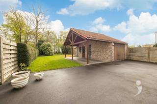 In de Kruineikestraat te Tildonk bevindt zich deze verrassend ruime gezinswoning met unieke tuin.Bij het betreden van de woning komt u binnen in de...