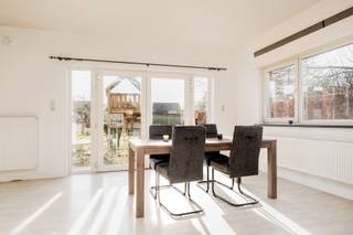 Woning met uitzonderlijk veel potentieel, ruimte en flexibiliteit Deze ruime en recente woning (2007) biedt een solide basis voor wie op zoek is...