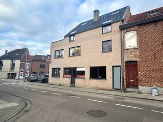 Op een zucht van Leuven en op wandelafstand van scholen, openbaar vervoer, Naamsesteenweg, winkels etc. treft u dit energetisch gebouw uit 2008 bestaande uit een handelspand met appartement. <br />Het handelspand bevindt zich op de gelijkvloerse verdieping. Het omvat een zeer lichtrijke handelsruimte met keuken, volledige onderkeldering en toiletten. Elektriciteit conform - EPC - label B en asbestvrij!<br />Voor de zaak zijn er tevens autostaanplaatsen. <br />Het appartement bestaat op de 1ste verdieping uit een badkamer met dubbele wastafel, bad, toilet en aansluiting wasmachine, woon-en eetkamer, keuken met ontbijthoek en een slaapkamer. Op de 2de verdieping schuilen 2 slaapkamers, een 2de keuken met ontbijthoek en een 2de badkamer met wastafel, toilet en douche. Buiten is er een ruim dakterras waar u een prachtig zicht heeft. Op de 3de verdieping bevindt zich een bureauruimte en een 4de slaapkamer. <br />Ook in het appartement is de elektriciteit conform, heeft u een EPC-label B en is het asbestvrij. <br />Zowel in het handelspand als in het appartement is de centrale verwarming op aardgas. <br />Momenteel worden zowel het appartement als het handelspand verhuurd. Hierdoor kan u rekenen op een mooi maandelijks rendement van € 3.250,00.