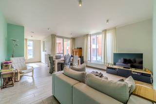 <h3>Instapklaar 2-slaapkamerappartement met ruim terras in Oostmalle</h3>
<p>Op zoek naar een instapklaar appartement op een rustige locatie? Dit verzorgde appartement in Oostmalle biedt een lichtrijke leefruimte met open keuken, twee ruime slaapkamers, een mooie badkamer en een praktische berging.</p>
<p>Geniet van het ruime terras met een prachtig uitzicht op het groen. Het gebouw is bovendien voorzien van een lift.</p>
<p>Extra troef: In de vraagprijs zijn een ondergrondse staanplaats én een zeer ruime privatieve berging inbegrepen.</p>
<p>Interesse? Contacteer Flor Vastgoed voor meer informatie of een bezoek.</p>