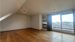 Prachtig <strong>Dakappartement </strong>met 2 slaapkamers en <strong>zuidgericht TERRAS</strong> op een uitstekende ligging <strong>nabij het centrum van Roeselare</strong>.<br />Centraal gelegen dichtbij diverse winkels, openbaar vervoer en op 2 minuten wandelafstand van de Markt.<br />Een ruime en energiezuinige woongelegenheid met <strong>kwalitatieve afwerking en inrichting</strong>. <br /><strong>+ Energielabel B!</strong><br />+ Geen renovatieplicht!<br /><strong>+ Airco in living en slaapkamer!</strong><br />+ Massief eiken parket in leefruimte en slaapkamers!<br />+ Asbestveilig!<br />+ Lift aanwezig!<br />+ 2 kelderbergingen!<br />+ Uitstekende mobiscore 9,2 op 10!<br />+ Vrij bij akte!<br />Ook interessant als <strong>VASTGOEDINVESTERING!</strong><br /><br />Omvat een inkom met vestiaire, ruime living <strong>met airco</strong> in massief <strong>eiken parket</strong> en een volledig ingerichte en praktische open keuken uitgerust met vaatwas, heteluchtoven, keramische kookplaat, frigo en dubbele gootsteen, een berging / wasplaats met ingebouwde schoenenkast en met aansluiting voor wasmachine en droogkast, 2 slaapkamers ( waarvan 1 <strong>met airco</strong> ) met elk een massief eiken parket en aansluiting voor telefoon en televisie, badkamer met ligbad, een afzonderlijk toilet met wastafel en en een <strong>zuidgericht terras ( 9 m² ) </strong>met uitzicht. Verder zijn er ook nog 2 gescheiden kelderruimtes met ingebouwde rekken! <br />Vastgoedinlichtingen in aanvraag!<br />P-score=D G-score=D<br /><br />Bruikbare vloeroppervlakte 95 m²