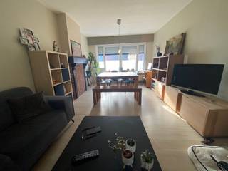 <p><span>GOED ONDERHOUDEN EN GEZELLIG GELIJKVLOERS-APPARTEMENT 90M² MET 1 SLAAPKAMER, BUREAU, TERRAS EN TUIN</span></p><p><span>ligging in kleinschalige residentie nabij centrum met vlotte bereikbaarheid via A12 en E19</span></p><p><span> </span></p><p><span>Inkomhal (2,4 x 2,2m) / wc met handwas / living met eetplaats (30m²) / ingerichte keuken (6m²) / veranda (4 x 3,1m) met toegang tot terras en tuin / berging / slaapkamer (3,6 x 3,2m) / bureau, dressing of kinderkamer (2,9 x 2,4m) / badkamer (2,5 x 2,2m) met dubbele wastafel en ligbad met douchemogelijkheid.</span></p><p><span>Kelderberging.<br />Tuin met tuinberging.</span></p><p><span> </span></p><p><span>Lasten: € 15 / maand.</span></p><p><span> </span></p><p><span>Appartement is bewoonbaar door maximaal 3 personen.</span></p><p><span> </span></p><p><span> </span></p>