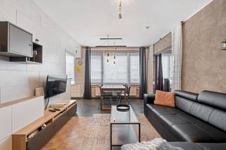 Deze instapklare studio met een uiterst <strong>centrale</strong> <strong>ligging</strong>, gelegen aan het Casinoplein en op wandelafstand van het commerciële centrum. <br /><br />Deze prachtige <strong>gerenoveerde</strong> <strong>studio</strong> is perfect gelegen op een centrale plek, vlakbij het Casinoplein, <strong>parallel</strong> <strong>aan</strong> de <strong>Zeedijk</strong> en op slechts een steenworp afstand van het bruisende commerciële hart van Blankenberge. Dit appartement biedt alle gemakken om volop de <strong>levendige</strong> <strong>sfeer</strong> van de stad te ervaren. Bovendien bevindt het zich op een korte afstand van winkels, openbaar vervoer, scholen en het strand.<br /><br />Het betreden van deze goed onderhouden studio op de vierde verdieping van Residentie "Scarphout" begint met de <strong>inkomhal</strong>, die tevens dienst doet als vestiaire en berging. Van daaruit worden we geleid naar de <strong>gezellige</strong> <strong>woonkamer</strong> met <strong>aangrenzende</strong> <strong>eetkamer</strong>, die profiteert van <strong>overvloedig</strong> <strong>daglicht</strong> dankzij de grote ramen in zowel de keuken, woonkamer als slaaphoek.<br />De moderne <strong>keuken</strong> biedt <strong>alle</strong> <strong>comfort</strong> met een koelkast, kookplaat, dampkap, spoelbak en vaatwasser. Het appartement beschikt over één <strong>ruime</strong> <strong>slaaphoek</strong> die direct toegang biedt tot de <strong>badkamer</strong>, uitgerust met een <strong>douche</strong>, wastafel en toilet.<br /><br />Met zijn zuidelijke oriëntatie, <strong>gunstige</strong> <strong>EPC</strong>-<strong>waarde</strong> van 244 kWh/m² per jaar en <strong>conformiteit</strong> met de <strong>elektrische</strong> <strong>keuring</strong>, is dit appartement perfect <strong>instapklaar</strong> en <strong>verhuurbaar</strong>. Bovendien geniet het van een <strong>prachtig</strong> <strong>uitzicht</strong> over het <strong>Casinoplein</strong> en staat het directe contact met de <strong>Zeedijk</strong> <strong>via</strong> een <strong>inpandige</strong> <strong>verbinding</strong> op de begane grond als extra troef.