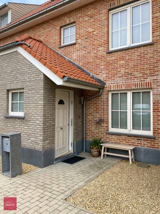 Heel verzorgde woning bestaande uit een inkomhall, living, keuken met berging, 3 slaapkamers, badkamer, grote hobbyzolder (extra slaapkamer), terrastuin met degelijke tuinberging.