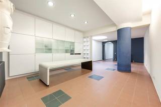 <p><strong><span>Uniek handelspand met woonst & zonnige Japanse tuin in hartje Antwerpen</span></strong></p>
<p><span>In de bruisende Lange Nieuwstraat, op een absolute toplocatie in het centrum van Antwerpen, bevindt zich dit karaktervolle handelspand met woonst. Dit veelzijdige pand is perfect geschikt voor diverse commerciële doeleinden, zoals een kantoor, praktijk, showroom, galerij, atelier, kinderdagverblijf, beauty salon, restaurant, yoga- of therapieruimte. Boven geniet je van een stijlvolle woonruimte.</span></p>
<p><span>Grenzend aan de praktijkruimte/kantoor ligt een prachtige zuidgerichte Japanse binnentuin, </span><span>een oase middenin de bruisende stad!</span></p>
<p><span>Dankzij de centrale ligging wandel je zo naar winkels, restaurants en culturele hotspots.</span></p>
<p><span> </span></p>
<p><span>Indeling van het pand:</span></p>
<p><span>✅</span><span> Gelijkvloers – Ruime en flexibele handelsruimte, voorheen een designstudio. Geschikt als kantoor, praktijk of showroom.<br /></span><span>✅</span><span> Eerste verdieping – Stijlvolle woonruimte met parketvloer, een volledig uitgeruste keuken en een ruim, zonnig terras.<br /></span><span>✅</span><span> Tweede verdieping – Twee ruime slaapkamers (mogelijkheid tot drie) en twee badkamers.<br /></span><span>✅</span><span> Zolderverdieping – Extra slaapkamer en een opslagkamer.<br /></span><span>✅</span><span> Kelder – Volledig onderkelderd, ideaal voor extra opslag of uitbreiding van de werkruimte.</span></p>
<p><span> </span></p>
<p><span>Troeven van dit pand</span></p>
<p><span>✔</span><span> Twee overdekte parkeerplaatsen beschikbaar (€50.000 per stuk), met optie voor laadpalen.<br /></span><span>✔</span><span> Zuidgericht dak, perfect voor de plaatsing van meer dan 30 zonnepanelen.<br /></span><span>✔</span><span> Uitstekende commerciële ligging: zichtbaar, centraal én rustig.<br /></span><span>✔</span><span> Gelegen in de </span><span>weldra heraangelegde</span><span> Lange Nieuwstraat, een aantrekkelijke en moderne stadsomgeving.</span></p>
<p><span>Een unieke kans voor ondernemers en investeerders! Interesse? Neem contact op voor meer informatie of een bezichtiging.</span></p>
<p><span> </span></p>
<p><span> </span></p>
<p><span> </span></p>