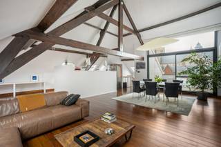 Interesse? Contacteer ons voor een bezoek of meer informatie<br />🤳 Tim staat voor u klaar: 0483 60 60 60 <br />📧 Mail direct: Tim@mondovastgoed.be 🚀 Mondo Vastgoed – Makelaars, maar dan anders.<br /><br />Karaktervol wonen in het hart van Gent. In de iconische wijk Onderbergen, op een steenworp van de Graslei en de Sint-Michielsbrug, bevindt zich dit statige herenhuis. Een unieke combinatie van historische charme, grandeur en modern wooncomfort.<br /><br />Stijlvolle aparte inkomhal die leidt naar lichtrijke leefruimtes met imposante hoge plafonds.<br />Voorzien van een privélift die alle verdiepingen toegankelijk maakt.<br /><br />3 royale slaapkamers met een hoogwaardige afwerking.<br />Ideaal als luxueus gezinswoning of voor de combinatie wonen/vrij beroep.<br /><br />Dankzij de centrale ligging in Onderbergen geniet u van een maximale Mobiscore. Boetieks, gastronomie en cultuur liggen op wandelafstand, terwijl u in de woning geniet van een serene rust.<br /><br />Virtueel bezoek: Ontdek elk detail van dit unieke pand nu al via de 3D-tour: 👉 https://my.matterport.com/show/?m=wHQJZTdeG5K<br /><br />Interesse? Contacteer ons voor een bezoek of meer informatie<br />Tim - 0483 60 60 60 - Tim@mondovastgoed.be<br />Mondo Vastgoed makelaars maar anders