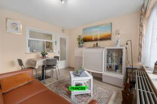 Deze gezellige en energiezuinige studio met aparte slaaphoek bevindt zich op een topligging aan de Zeedijk in Middelkerke, op slechts enkele stappen van het strand en de winkels. Ideaal voor wie op zoek is naar een praktisch tweede verblijf of een slimme investering aan zee.<br /><br />De studio met vernieuwde vloer beschikt over een vernieuwde keuken met moderne toestellen en een lichtrijke leefruimte die uitgeeft op een zonnig terras, waar u in alle rust kunt genieten van de buitenlucht. De aparte slaaphoek zorgt voor extra comfort en privacy.<br /><br />Met een gunstig EPC-label A is deze studio niet alleen instapklaar, maar ook energiezuinig – perfect voor wie zorgeloos wil wonen of ontspannen aan de kust.<br /><br />Voor meer informatie of een bezoek kunt u contact opnemen met Inti via inti@immofrancois.be<br /><br /> of 0499 74 89 74.<br /><br />