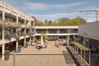 In Patio Donk te Brasschaat, een luxueus ingericht kantoor (appartement), eerste verdieping, met ondergrondse parkeerplaats.<br />Het kantoor geniet van mooie zichten op het kerkplein, alsook vanop het overdekt terras.<br />Centraal gelegen, in de nabijheid van openbaar vervoer en winkels.<br /><br />Het appartement is ingericht als kantoor maar kan mits aanpassingen opnieuw ingedeeld worden als een appartement met 2 slaapkamers en een badkamer.<br />Voor de uitbating van een vrij beroep is toestemming nodig van de algemene vergadering.<br /><br />Indeling:<br />- inkomhal met vestiairekast<br />- ruime woonkamer/kantoor met zichten op het kerkplein en voorzien van OH op gas<br />- toegang tot het overdekt terras<br />- apart kantoor met tevens mooie zichten naar buiten, en voorzien van ingemaakte kastwand<br />- 2e kantoorruimte in verbinding met de kitchenette en de archiefkamer<br />- kitchenette met naastliggend de vergaderruimte<br />- aparte berging/archiefruimte<br />- toilet<br /><br />Algemeen:<br />- lift aanwezig<br />- videofonie<br />- conform elektriciteitsattest, tot 2033<br />- afgewerkt met kwaliteitsmaterialen<br />- open ruimtes, geeft een ruimtelijk gevoel<br />- privatieve ondergrondse parkeerplaats (inclusief vraagprijs)<br />- parkeermogelijkheden: privatieve parking van het winkelcentrum + het kerkplein<br />- goede visibiliteit voor kantoor<br /><br />De maandelijkse onkosten bedragen ca. 257 EUR met inbegrip van privatieve gasverwarming.