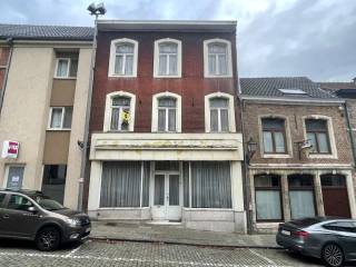Rijwoning, ideaal gelegen en te renoveren te Wolmarkt 7 in Tienen. Via de gelijkvloers komen we binnen in een polyvalente, grote ruimte die kan dienen als extra leefruimte, verder komen we nog een grote leefruimte/eetplaats tegen. In totaal zijn beide ruimtes goed voor 70m² aan leefruimte. Achter deze ruimtes komen we nog een keuken, toilet en tuin (koer) tegen. Op de eerste verdieping bevinden zich 3 ruime slaapkamers, een badkamer en een vaste trap naar de 2e verdieping. Op die 2e verdieping vinden we nog 2 slaapkamers alsook een ruime zolder van 36m², waar zich dus nog een tal van mogelijkheden bevinden. Tevens is er ook een kelder aanwezig. Deze ruime woning is ideaal voor grote gezinnen, met maar liefst 5 slaapkamers en een bewoonbaar oppervlakte van 195m² is dit een unieke kans op een toplocatie binnen het centrum van Tienen. Een kleine binnentuin of koer is te creëren.