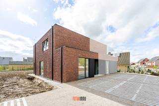 Deze nieuwbouwwoning biedt een sterke combinatie van moderne architectuur, comfort en hoog energie- en woontechnisch niveau in een goed bereikbare, groene locatie in Wingene. <br /><br />De woning is ideaal voor een gezin, die op zoek is naar ruime, lichtrijke ruimtes met een zuidgerichte tuin, in een kwalitatieve nieuwbouwsetting. <br />Dankzij de aandacht voor afwerking, duurzame technieken en de perfecte locatie, is de woning zowel aantrekkelijk als toekomstgericht.<br /><br />Woonindeling:<br />Inkomhal met vestiaire en gastentoilet, eet- en leefruimte met open ingerichte keuken met aansluitend een ruime berging/wasplaats. <br />Op de verdieping hebben we 3 volwaardige slaapkamers, badkamer met dubbele lavabomeubel, ligbad en inloopdouche en apart toilet op de hal en een technische ruimte waar alle technieken worden voorzien (ventilatiesysteem D, vloerverwarming, zonnepanelen, warmtepomp type lucht/water).<br /><br />De woning beschikt daarnaast over een zuidgerichte tuin &amp; terras en privatieve parkeerplaatsen vooraan.<br /><br />Een belangrijk pluspunt van deze woning is dat de koper nog inspraak heeft in de binnenafwerking.<br />Vloeren, keuken en badkamer kunnen volledig worden gekozen volgens uw persoonlijke stijl en budget. Zo creëert u een woning die volledig aansluit bij uw eigen woonwensen — van modern minimalistisch tot warm en landelijk.<br /><br />Meer info en/of een plaatsbezoek, neem gerust contact op 0470 50 50 50 of info@futurimmo.be.