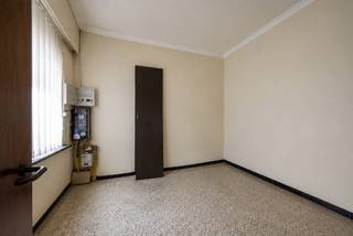 Bent u op zoek naar een woning met potentieel die u volledig naar eigen smaak en wensen kunt renoveren? Dan biedt deze eigendom gelegen te Kalkstraat 75, 9100 Sint-Niklaas een unieke kans voor wie op zoek is naar een pand met tal van mogelijkheden.<br /><br />Deze woning is bijzonder gunstig gelegen in het hart van Sint-Niklaas, op korte afstand van winkels, scholen, openbaar vervoer, horeca en alle dagelijkse voorzieningen. <br /><br />De woning dient echter volledig gerenoveerd te worden en biedt de ideale basis voor wie op zoek is naar een totaalrenovatie van A tot Z. Mits de nodige werken kan deze eigendom omgevormd worden tot een hedendaagse woning die volledig aansluit bij uw eigen woonwensen en stijl.<br /><br />Op het gelijkvloers beschikt de woning over een leefruimte en een aparte keuken, maar beide ruimtes zijn toe aan een grondige renovatie. Verder bevindt zich op het gelijkvloers nog een voorkamer die kan dienen als extra kamer, bureau of hobbyruimte.<br /><br />Op de eerste verdieping bevinden zich drie slaapkamers, die eveneens volledig aangepakt dienen te worden. Samen met de kamer op het gelijkvloers beschikt de woning over vier kamers, waardoor er verschillende mogelijkheden zijn voor gezinnen, starters of investeerders.<br /><br />Achteraan beschikt de woning over een kleine buitenkoer, een aangename extra buitenruimte.<br /><br />De woning beschikt over een EPC-label F, waardoor er rekening gehouden dient te worden met de nodige energetische renovatiewerken.<br /><br />Deze eigendom richt zich tot de koper die op zoek is naar een woning met een uitstekende ligging en de ambitie heeft om een pand volledig te transformeren. Dankzij de centrale ligging en het renovatiepotentieel vormt dit een interessante opportuniteit voor handige kopers, starters met renovatieplannen of investeerders.<br /><br />Bent u op zoek naar een renovatieproject waarbij u uw eigen droomwoning kunt creëren? Dan is deze woning zeker een bezoek waard.<br /><br />Dit pand is onderworpen aan de renovatieverplichting van de Vlaamse overheid voor residentiële gebouwen (behoudens bij sloop binnen 5 jaar na de aankoop). Consulteer voor meer informatie de website van het Vlaams Energie- en Klimaatagentschap via https://www.vlaanderen.be/een-huis-of-appartement-kopen/renovatieverplichting-voor-residentiele-gebouwen.