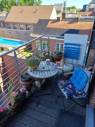 <span>We vinden dit appartement met 2 slaapkamers pal in het centrum van Lier met een ideale bereikbaarheid naar scholen, openbaar vervoer, winkels en alle belangrijke invalswegen.</span><br /><span><br />Algemeen: <br />- totaalrenovatie (2016)<br />- 2 ruime slaapkamers; noord west georiënteerd terras (4m²)<br />- volledig geïnstalleerde keuken<br />- badkamer met inloopdouche<br />- optimale lichtinval<br />- aparte wasplaats/berging<br />- videofoon<br />- ventilatiesysteem<br />- CV op gas <br />- Geen gemeenschappelijke kosten<br />- kelderberging<br />- mogelijkheid tot huren autostaanplaats <br />- individuele meters<br />- lift aanwezig<br />- mogelijkheid gemeenschappelijke fietsenstalling</span><br /><span><br />Indeling: inkomhal – apart toilet met handenwasser - 2 ruime slaapkamers – berging/wasplaats – riante leefruimte met halfopen keuken (ca 45m²) – badkamer met inloopdouche en wastafel (6m²).</span><br /><span><br />Voor meer informatie kan u terecht op <strong>www.deboerenpartners.be</strong></span>