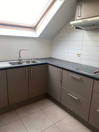 <br />Dit aangename appartement is ideaal gelegen in het centrum van Lembeek, op wandelafstand van winkels, scholen, openbaar vervoer en het station. Dankzij de vlotte verbindingen met trein en bus geniet u van een uitstekende bereikbaarheid.<br />Het appartement beschikt over een lichtrijke leefruimte, een praktische keuken, twee volwaardige slaapkamers en een comfortabele badkamer. De functionele indeling maakt dit appartement ideaal voor koppels, kleine gezinnen of alleenstaanden.<br /><br />Indeling : <br />ruime woonkamer met veel lichtinval<br />praktische keuken<br />2 slaapkamers<br />badkamer met bad en toilet<br />berging met aansluiting voor wasmachine<br /><br />Troeven :<br />✔ Centrale ligging in Lembeek<br />✔ Dicht bij station, bus en scholen<br />✔ 2 volwaardige slaapkamers<br />✔ Nabij winkels en voorzieningen<br />✔ Goede verbindingen naar omliggende steden<br /><br />Interesse? Neem gerust contact op voor meer informatie of een bezoek ter plaatse via info@destryker.be of tel 02/356.61.60