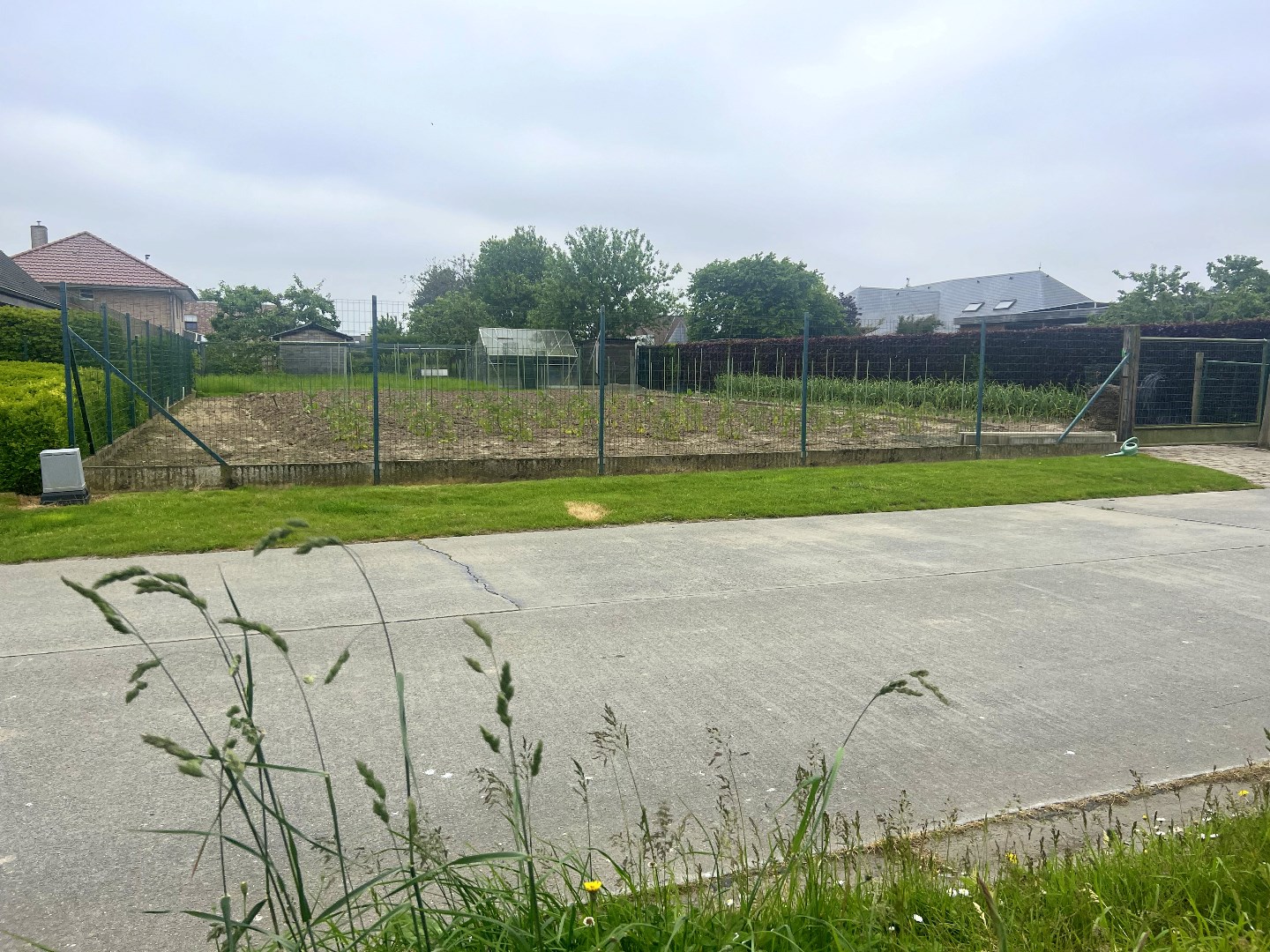 Ruim perceel bouwgrond te koop in Outrijve van 756m² en geschikt voor open bebouwing - foto 1