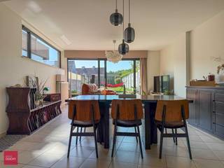 Instapklaar ! Bestaande uit een ruime lichtijke living, ingerichte keuken, berging, 2 slaapkamers, badkamer, tuintje en garage. Geen syndiek tebetalen...