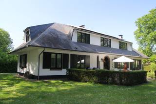 Rustig en residentieel gelegen villa met 3 slaapkamers op 1.500m² omgeven door een volledig aangelegde en omheinde tuin.Gelijkvloers:- ruime inkomhal...