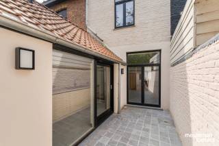 Au cœur du centre historique de Bruges, découvrez cette charmante maison de ville jumelée, prête à être habitée, ayant bénéficié en 2022 d'une rénovation complète alliant qualité, confort et normes de vie contemporaines. La maison a été finie avec des matériaux de grande qualité, combinant le charme authentique avec un confort moderne.<br /><br />Dès l’entrée, vous apprécierez la finition soignée et l’atmosphère chaleureuse qui s’en dégagent.<br /><br />Elle comprend un hall d’entrée avec WC pour invités, un salon convivial donnant sur la cour intérieure, une cuisine confortable, trois chambres à coucher spacieuses et deux salles de bains élégantes accompagnées d’un second WC.<br /><br />Un espace buanderie séparé vient compléter l’aménagement pratique de la maison.<br /><br />Sur le plan technique, cette propriété est tout aussi remarquable : l’installation électrique est conforme aux normes et la maison bénéficie d’un excellent score énergétique avec un label PEB B, assurant ainsi une habitation écoénergétique et tournée vers l’avenir.<br /><br />À l’extérieur, une agréable cour de ville facile d’entretien vous invite à la détente.<br /><br />Son emplacement est un atout majeur : la maison se trouve à proximité immédiate du ring de Bruges et à distance de marche des commerces, transports en commun, écoles, services et parcs. Vous combinez ainsi une situation centrale avec une excellente accessibilité.<br /><br />En résumé, cette maison de ville superbement rénovée est le choix idéal pour ceux qui recherchent une habitation de qualité, pleine de charme et prête à emménager, dans un emplacement de premier ordre à Bruges.<br /><br />Une opportunité unique pour vivre confortablement dans l'une des plus belles villes de Flandre.