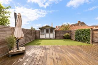 <p>Handelspand met ruime duplex, 3 slaapkamers, garage en groot terras in Stasegem</p><p>Wonen én ondernemen op één strategische locatie? In het centrum van Stasegem vindt u deze veelzijdige eigendom die een ruime commerciële handelsruimte combineert met een lichtrijke duplexwoonst met 3 slaapkamers, garage en uitzonderlijk groot terras.</p><p>Het gelijkvloers biedt een ruime, vrij indeelbare handelsruimte op een zichtbare locatie met veel passage. Ideaal voor een winkel, kantoor, praktijk, showroom of andere professionele activiteit. Dankzij de flexibele indeling kunt u de ruimte volledig aanpassen aan uw eigen concept.<br />(Extra interessant: de handelsruimte kan desgewenst gedeeltelijk of volledig geïntegreerd worden in de woonst, waardoor ook wie vooral op zoek is naar extra leefruimte hier tal van mogelijkheden vindt.)</p><p>Op de verdieping bevindt zich het aangename duplexappartement. De eerste woonlaag omvat een lichtrijke leefruimte met keuken en geeft toegang tot het uitzonderlijk ruime terras — een absolute troef in het centrum van Stasegem.</p><p>Op de bovenste verdieping bevinden zich **drie volwaardige slaapkamers** en een **volledig vernieuwde badkamer**. De aanwezige garage zorgt bovendien voor extra comfort en praktische bergruimte.</p><p>Troeven:commerciële en centrale ligging in Stasegem, ruime, vrij indeelbare handelsruimte, mogelijkheid om handel en wonen te combineren, duplexwoonst met 3 slaapkamers, volledig vernieuwde badkamer, uitzonderlijk groot terras, garage, gunstig EPC, veelzijdige eigendom met tal van toekomstmogelijkheden</p><p>Een pand dat ruimte, zichtbaarheid, wonen én ondernemen samenbrengt op één locatie.</p><p>Interesse of graag de mogelijkheden ter plaatse ontdekken? feline@immobeguin.be</p>