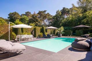 Statige villa met ruime slaapkamers op toplocatie
Statige villa in perfecte staat, gebouwd door Valckenborg
Indeling:
Gelijkvloers (296 m²): inkomhal met toilet, ruime living met inbouwhaard, aparte met eetkamer, volledig ingerichte woonkeuken (miele), garage voor 3 wagens, kantoor met lichteiken maatkasten.
Verdieping (200 m²): 1ste slaapkamer met aparte dressing en badkamer, nog 3 slaapkamers waarvan 1 met badkamer en met tal van ingemaakte kasten , verder door bergruimte met meerdere ingemaakte kasten en trap naar 2e verdieping.
2e Verdieping (ca. 160 m²): Keuken, 3de badkamer met sauna, technische ruimte, gigantische polyvallente ruimte waar momenteel de mastersuite zich bevindt met prachtige ruime dressing.
Bijzonderheden:
Zwembad verwarmd op gas met poolhouse: technisch lokaal, berging, douche en toilet.
CV elektrisch - zonnepanelen op dak huis en op plat dak (certificaten) - laadpaal elektrische auto - buitenparking.
Overal rolluiken - grondige beveiliging.
Heel veel ingemaakte kasten in de woning - afgewerkt met de beste materialen - allemaal harde vloeren (tegels en parket)
Wijnkelder
Overdekt terras met haard, grote open terrassen met elektrische zonnetenten - Zuid georiënteerd.
Aangelegde tuin, omheind - geboorde waterput, beregening tuin - tuinverlichting.
airco's in de slaapkamers
Verbouwingen en vernieuwingen in 2003 en 2019/20 - top onderhouden.